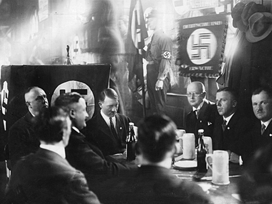 En la fotografía se puede ver al Führer en 1929 reunido en el Hofbräuhaus con algunos de los viejos guerreros del NSDAP.